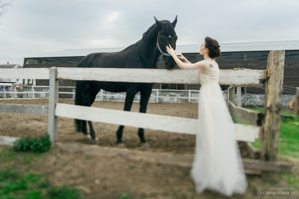 Красивое фото невесты с лошадью