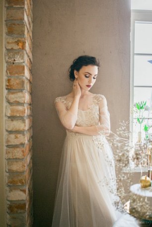 Легкое платье бежевого оттенка