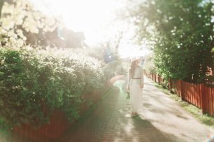 Невеста в шляпе с широкими полями