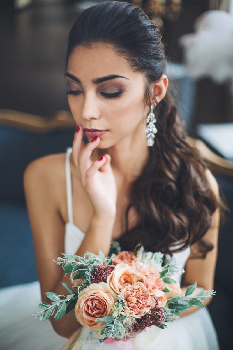 Коричневый свадебный макияж невесты