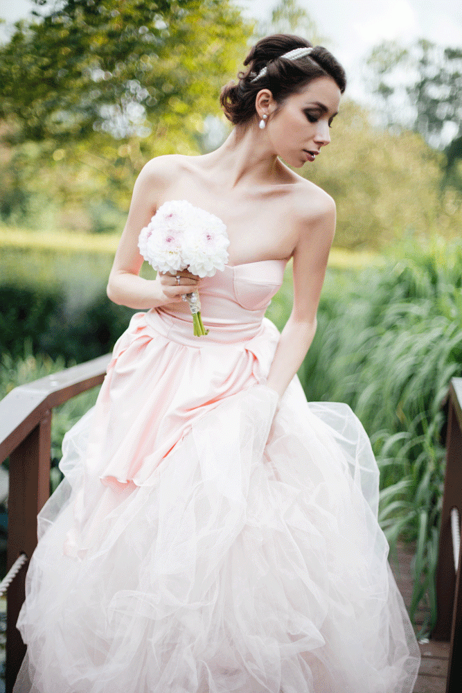 Нежно-розовое платье с пышной юбкой