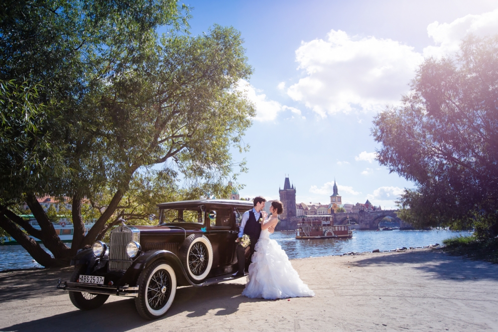 Свадебная фотосессия в Праге с видом на Карлов мост