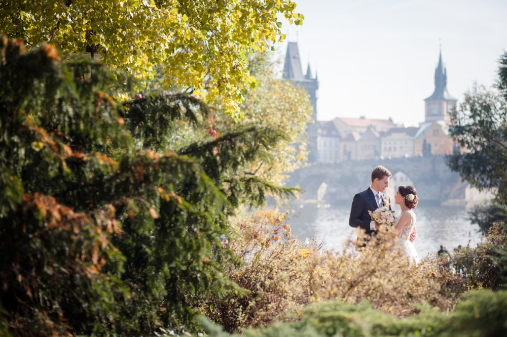 Свадебная фотосессия в Праге с видом на Карлов мост