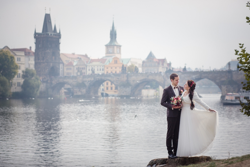 Свадебная фотосессия в Праге с видом на Карлов мост