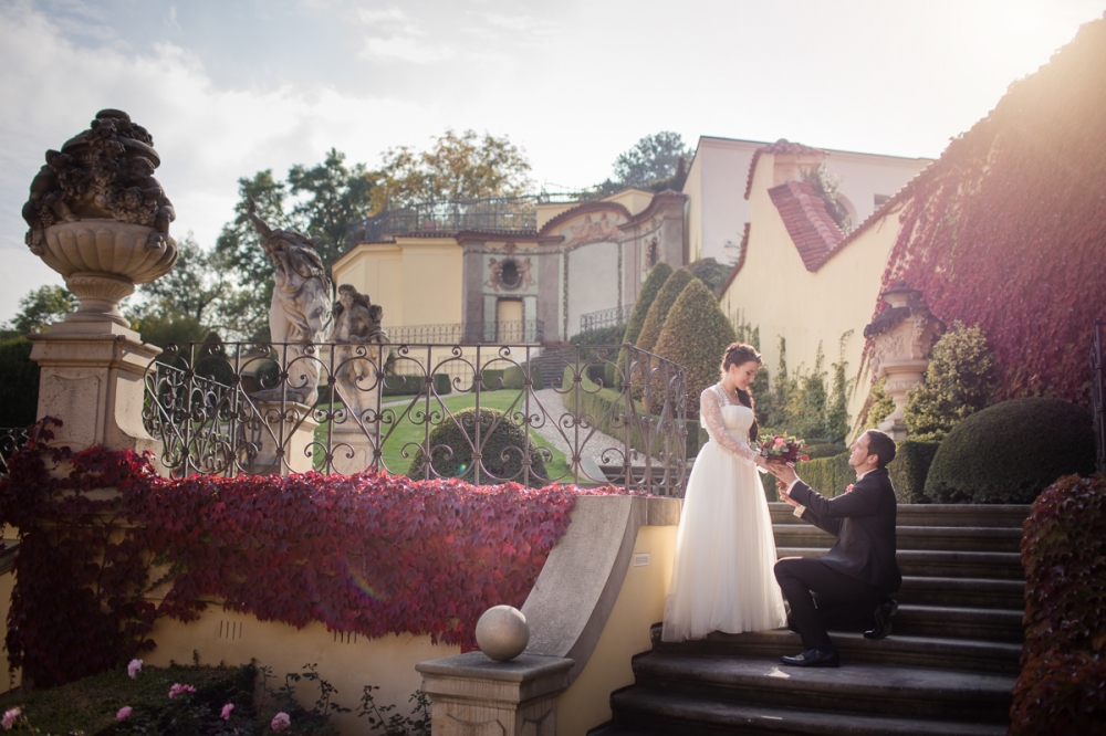 Свадебная фотосессия в Вртбовских садах Праги, от уютных уголков до панорамных видов на всю Прагу