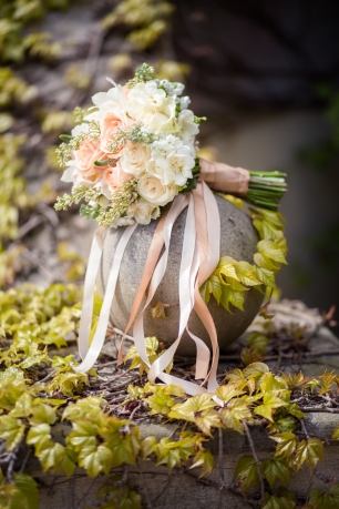 Нежный букет невесты на фотопрогулке по Праге