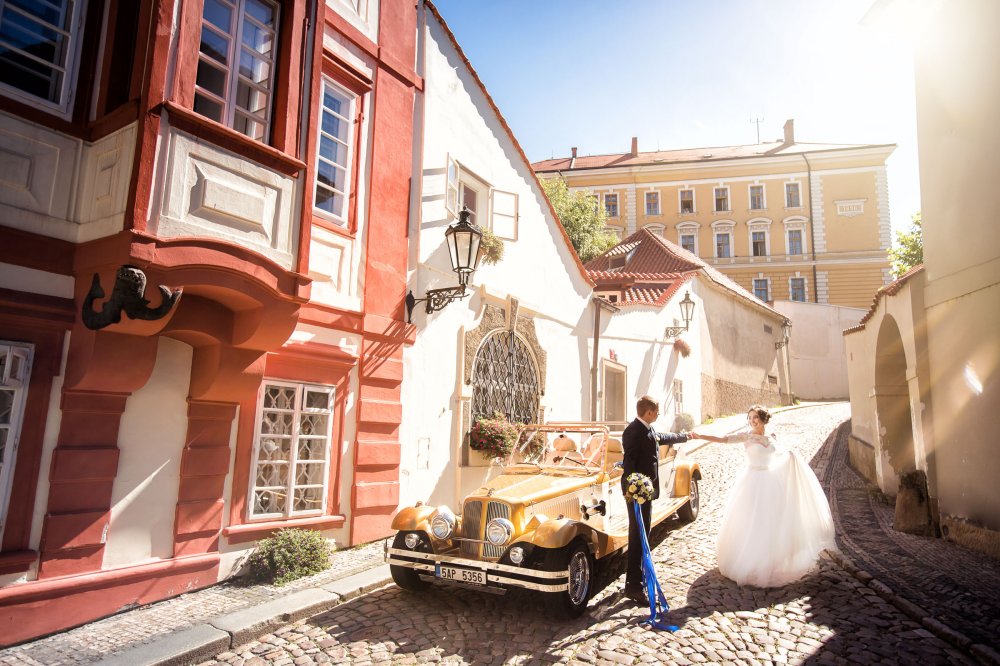 Ретроавтомобиль в свадебный день на улочках Праги дополняет картину красивыми и изящными деталями и делает более интересной