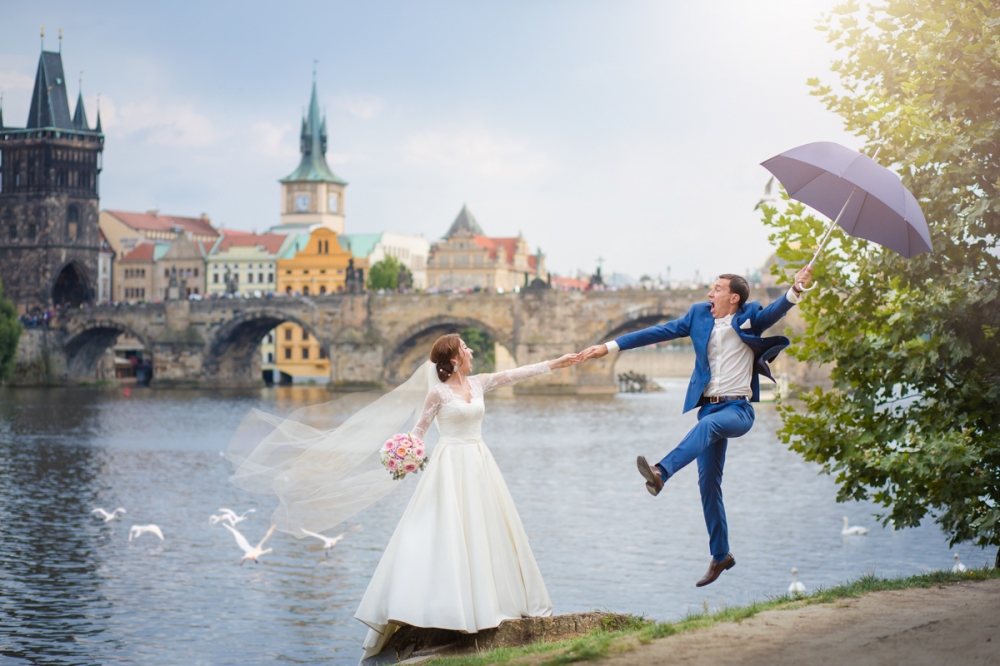 Свадебная фотосессия в Праге с видом на Карлов мост
