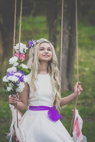 Невеста на качелях