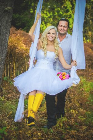 Жених и невеста на качелях