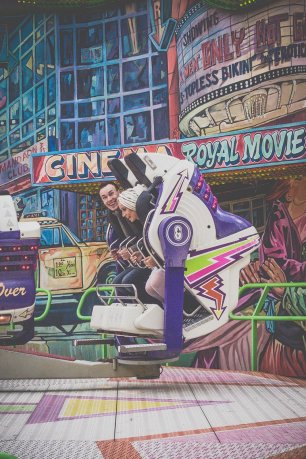 Жених и невесты на карусели