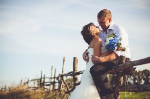 Фотосессия жениха и невеста на заборе