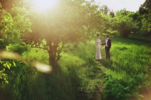 Свадебная фотосессия в зеленом саду