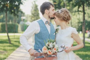 Нежная прогулка жениха и невесты