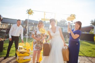 Невеста с чемоданами и гостями