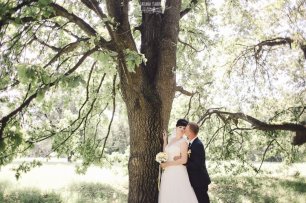 Жених и невеста у дуба