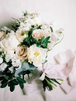 Букет невесты в пудрово-бежевой гамме