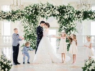 Классическая церемония с оформлением из белых роз