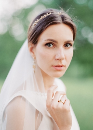 Классический, естественный образ невесты с ободком и фатой