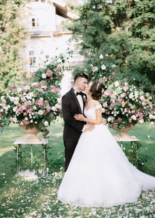 Нежная арка из роз для выездной регистрации