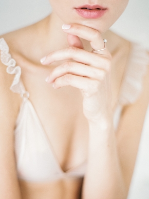 Сборы невесты в нежном белье