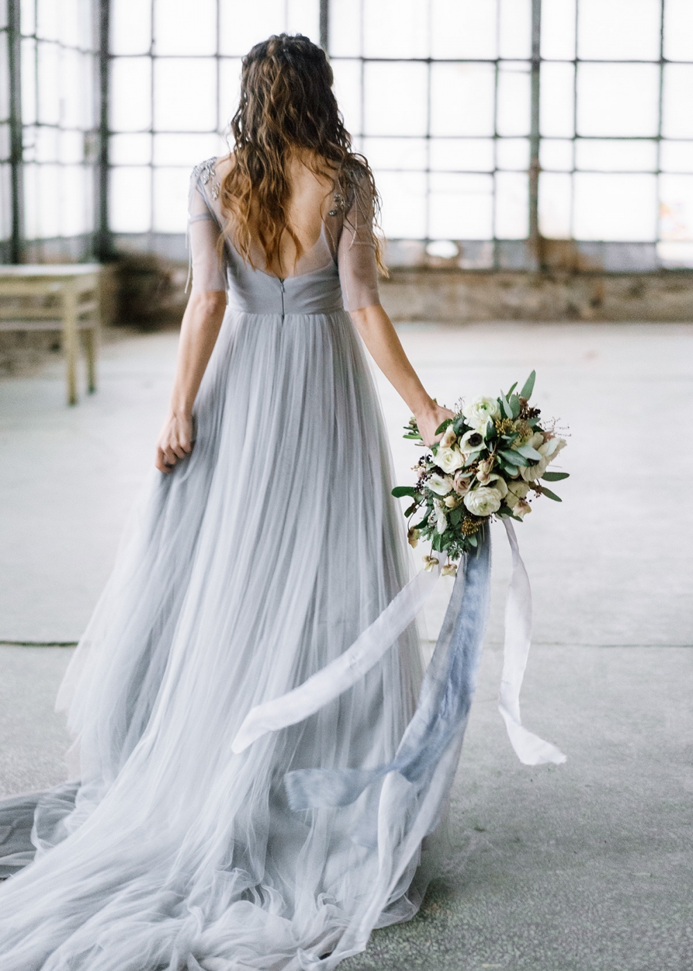 Серое свадебное платье