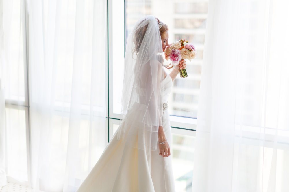 Очаровательная невеста у окна