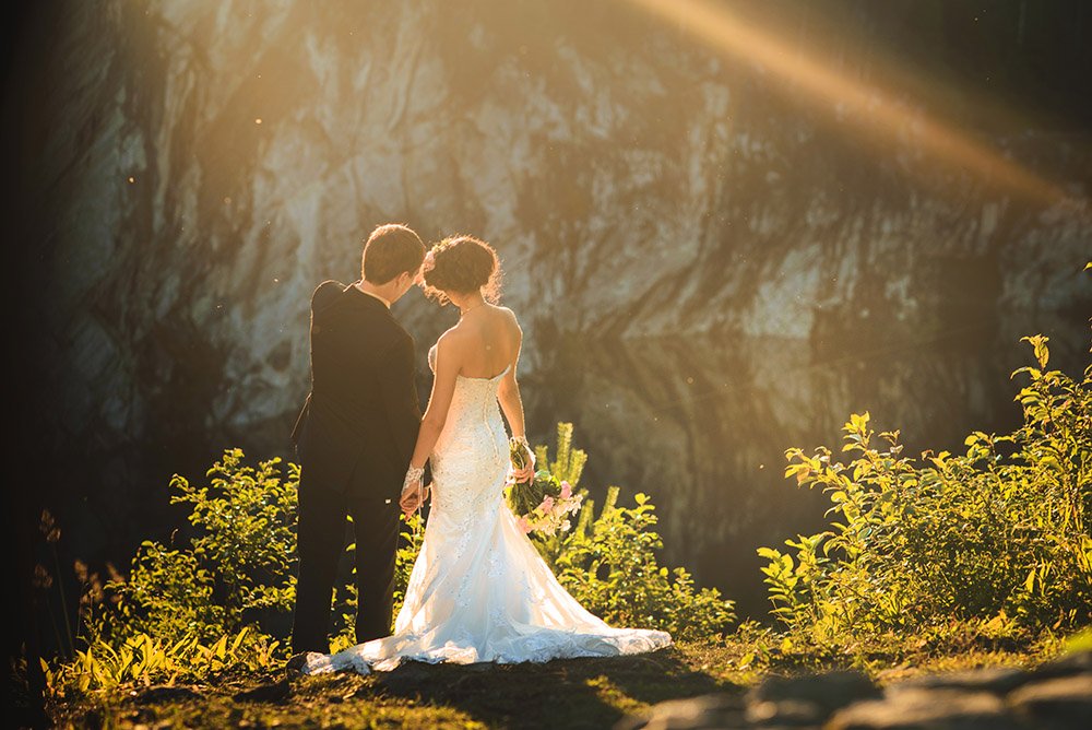 Жених и невеста на берегу озера у гор