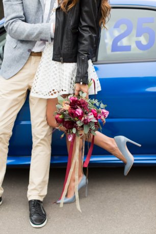 Необычная прогулка жениха и невесты