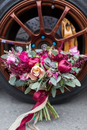 Смелый букет под смелый образ невесты