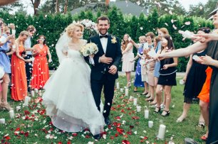 Выездная церемония на зеленой лужайке