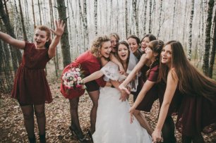 Подружки в бордовых нарядах