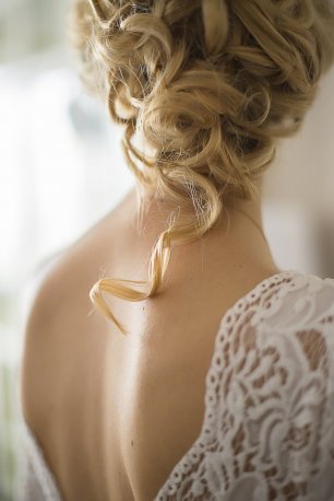 Аккуратные локоны в прическе