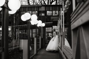 Невеста у Ботанического сада "Аптекарский огород"