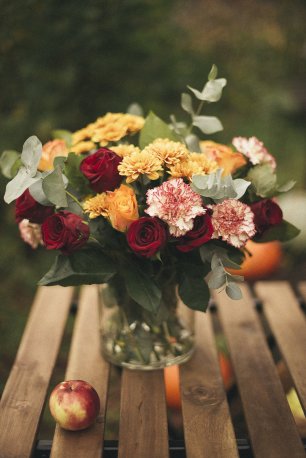 Прекрасный осенний букет с бордовыми розами