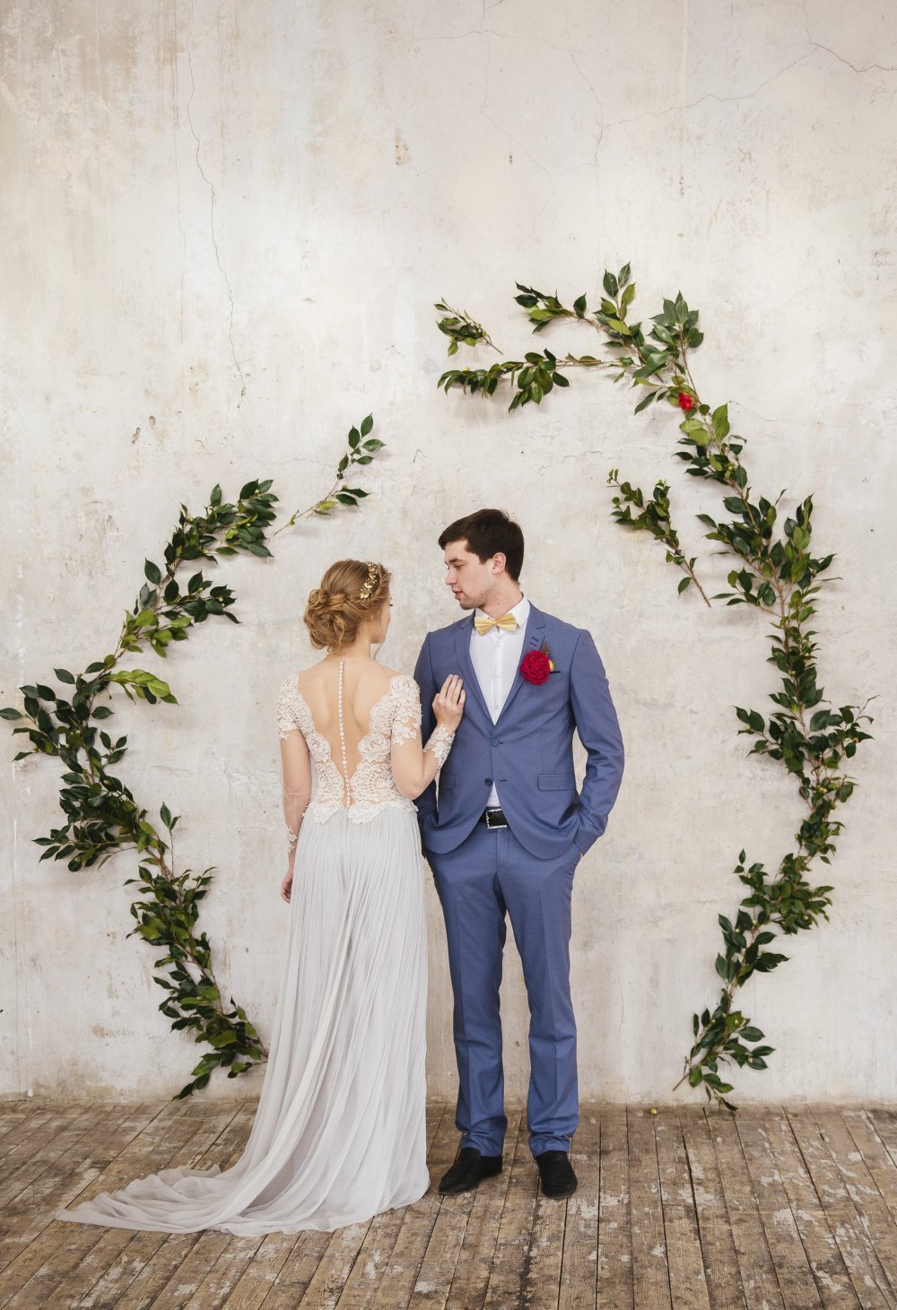 Растительная фотозона на свадебной съёмки Дмитрия и Екатерины