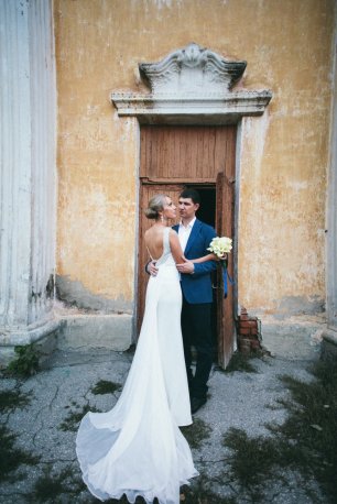 Легкое шифоновое свадебное платье со шлейфом