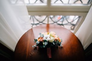 Букет с хлопком и кольца на столу