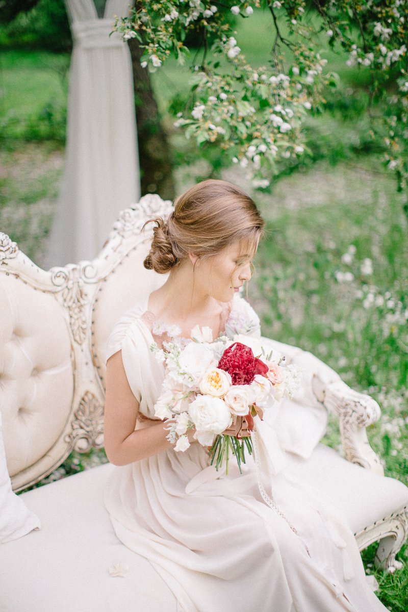 Невеста с белоснежным букетом и небольшим ярким акцентом