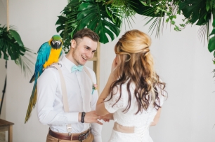 Церемония для свадьбы в тропическом стиле