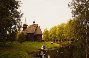 Фотосессия у старинной церкви