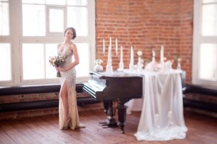 Невеста в блестящем платье