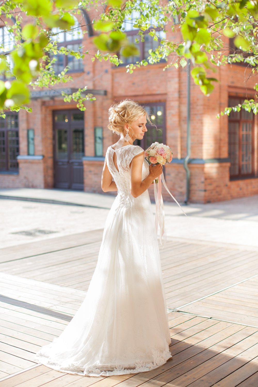 Платье невесты без рукавов с небольшим шлейфом