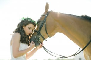 Невеста с лошадью