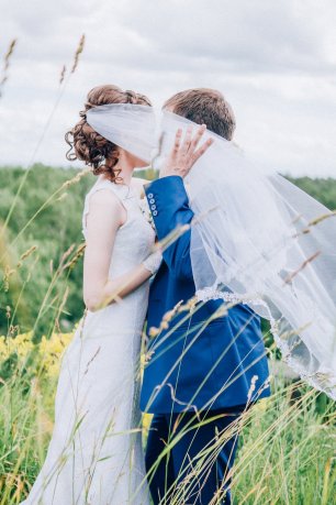 Прогулка на природе во время свадебной фотосессии