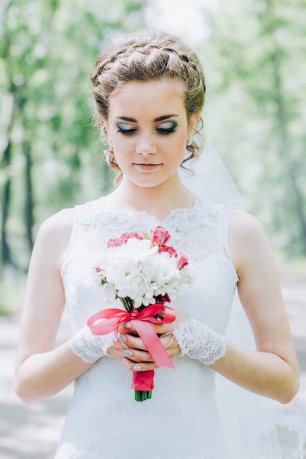 Прогулка на природе во время свадебной фотосессии