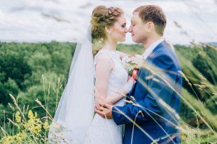 Прогулка на природе во время свадебной фотосессии