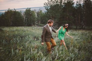 Держась за руки. Прогулка молодожен