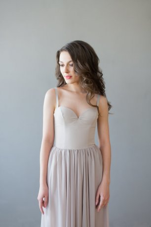 Оригинальное платье невесты с легкой шифоной юкой