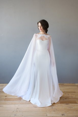 Платье с длинной прозрачной накидкой